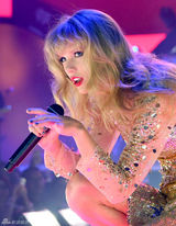 组图：斯威夫特黄金战衣献唱 红唇冶艳狂野甩发