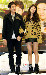 幻灯图：孔孝真李哈妮出席新剧发布会短裙比美