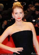 组图：《去往里斯本的夜车》首映 梅拉尼秀香肩