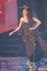 组图：港姐欧式复古礼服亮相 急智环节各显神通