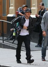 组图：奥兰多背爱子出游 小弗林调皮抠老爸鼻子