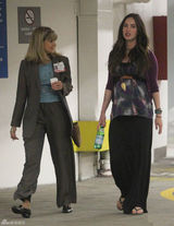 组图：梅根和老公出门看医生 大肚隆起魅力不减