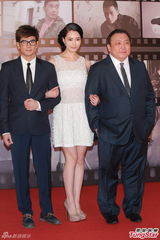 组图：王晶携白裙晶女郎亮相金像红毯