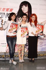 组图：S.H.E合体撑场张惠妹台北个唱