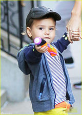 组图：米兰达时尚甜美 萌子调皮指狗仔镜头