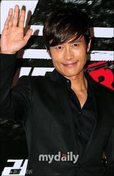 组图：李秉宪新片上映未婚妻现身 金泰熙等捧场