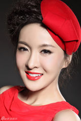 组图：郑亦桐暖色系写真 洋溢喜气年味