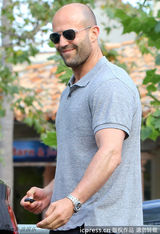 组图：硬汉斯坦森帅气出街 墨镜混搭人字拖