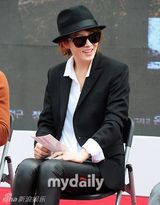 组图：金宣儿中性风亮相釜山 西装黑超帅酷