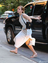 组图：沃特森白色连衣裙出街 下车飞奔秀美腿