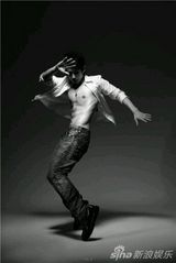 组图：吴建豪新造型半裸被绑 肌肉勃发玩SM