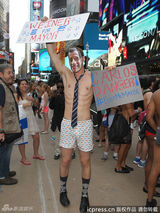 组图：美国内衣节街头狂欢 阿曼达妮可裸上身