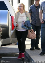 组图：单身布兰妮素颜逛街 脸部松弛显老态