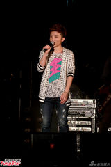 组图：A-Lin落泪小宇忙救场 信旋风登台引高潮