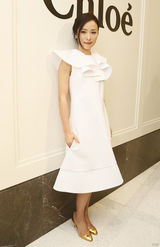 组图：江一燕助阵国际品牌 空运礼服备战金像