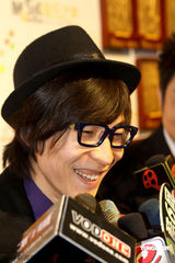 幻灯：群星聚首慈善晚会 张信哲李霄云等爱心献唱