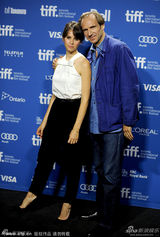 组图：《看不见的女人》琼斯被导演摸肩蜜笑