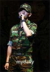 幻灯图：李准基等出席发布会 穿军装英姿飒爽