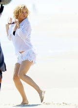 高清组图：凯特-哈德森拍摄新片 与男主角沙滩嬉戏