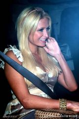 幻灯图集：帕丽斯参加母亲生日宴 爆乳装亮相