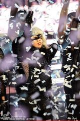 组图：Lady Gaga开唱迎新年 亲吻纽约市长