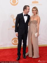 组图：《绝命毒师》亚伦-保尔携妻亮相艾美红毯