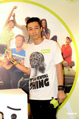 高清图：Angelababy和周柏豪联袂代言运动品牌