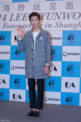 组图：李玹雨现身见面会用中午问候粉丝