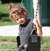 组图：杰西卡-阿尔芭与女儿一同荡秋千现甜蜜瞬间