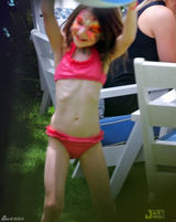 组图：阿汤哥赤膊海滩庆生 苏瑞涂花脸秀粉红比基尼