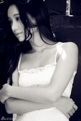 组图：程砚秋清新写真 婀娜娇俏花的姿态