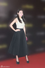 组图：于明加裸妆造型亮相时尚活动