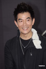 组图：任贤齐携新专辑《不信邪》开唱吸引歌迷 