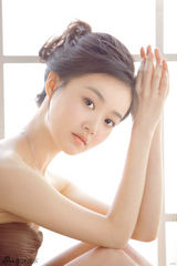 组图：战菁一夏日风情写真 素雅衣裙显清丽