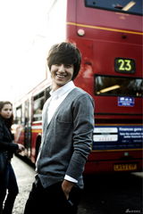 高清组图：韩星金范伦敦写真展现花美男迷人魅力