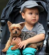 组图：米兰达披花丝巾抢眼 儿子抱小狗可爱卖萌