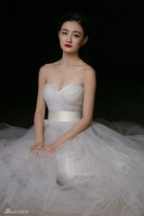 组图：徐璐抹胸婚纱酥胸微露 红唇颠覆清纯形象