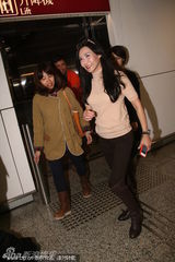 组图：叶玉卿抵港火辣依旧 称复出因人情及兴趣