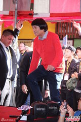组图：《大稻埕》沿街发红包 猪哥亮隋棠亮相