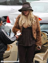 组图：帕丽斯-希尔顿素颜逛街 身材臃肿露游泳圈