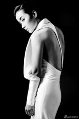 组图：黄曼复古妆容拍写真 优雅从容显舞后气场