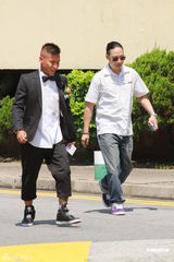 组图：张柏芝喜气红衣携两子参加弟弟婚礼