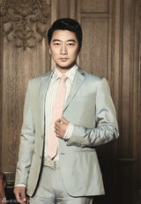 组图：邵峰复古造型写意光影人生