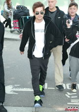 组图：周杰伦到港宣传新碟 机场亲切对粉丝