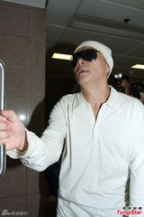 组图：张卫健再入院探母面色憔悴 5时结束疗程