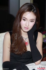 组图：张家辉不排斥床战Poy 亲自带老婆看片