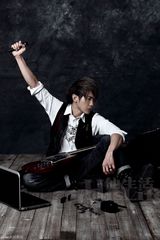 组图：黄义达拍大片 演绎70年代摇滚风