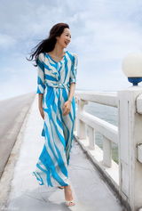 组图：韩雪漫步江南小镇 轻纱长裙显清新动人