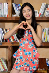 组图：韩星裴伮俐拍写真身材高挑迷人