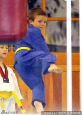 组图：小贝陪儿子练空手道 克鲁兹踹木板身手好